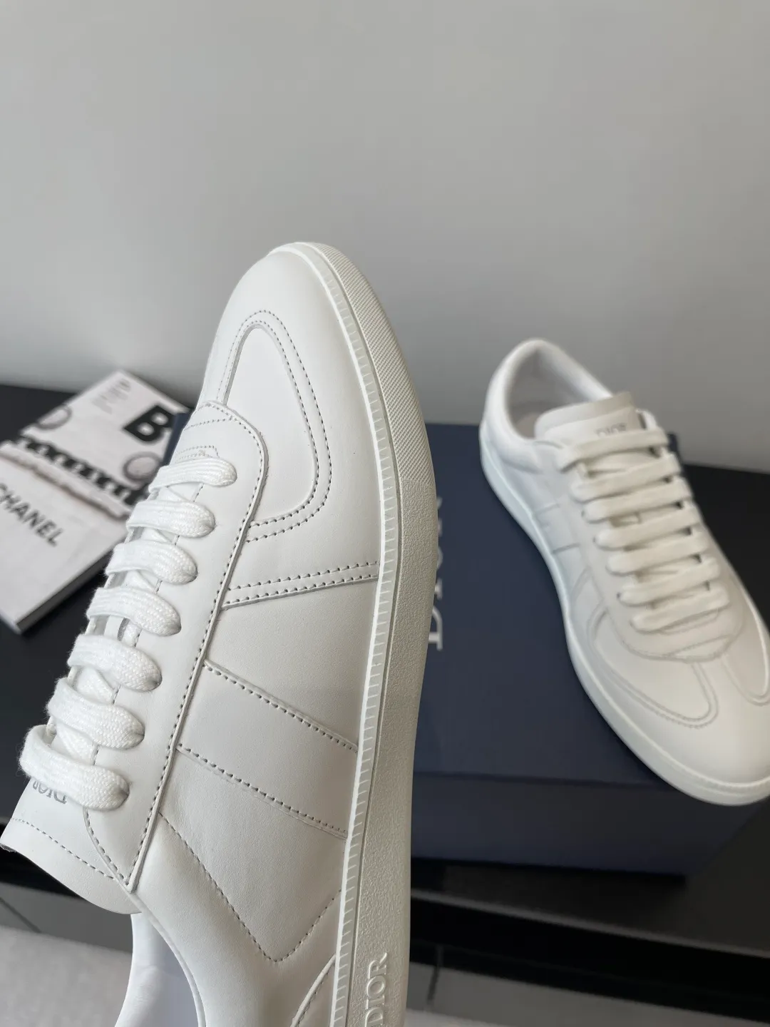 Factory price: 420💰The top version of Dior 25ss new product B01 moral training shoes. The toe size design of the couple's style is a bit wider. The upper foot comfort is perfect. The thread is beautiful. Perfectly suitable for trousers. Decorated with various classic details. It is the ideal choice for daily styling. It can be matched with various casual items to create exquisite shapes. Fabric first layer cowhide/lining sheepskin T men's shoes💰U original outsole Code number: 38-44, customized 45